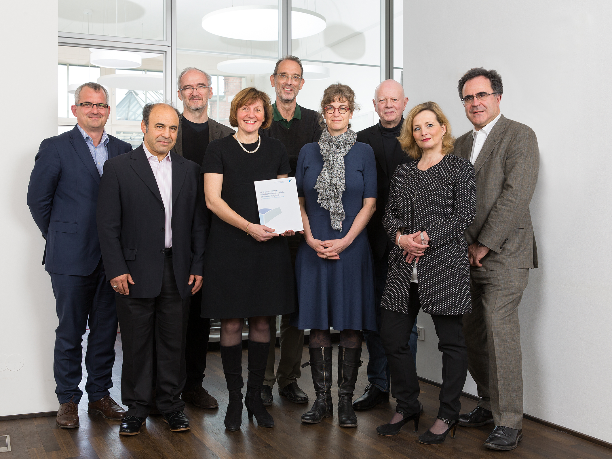 Prof. Thomas K. Bauer, Prof. Hacı Halil Uslucan (Stellvertretender Vorsitzender), Prof. Christian Joppke, Prof. Christine Langenfeld (SVR-Vorsitzende), Prof. Heinz Faßmann, Prof. Claudia Diehl, Prof. Wilfried Bos, Prof. Petra Bendel, Prof. Gianni D’Amato. (Foto: SVR/Michael Setzpfandt)